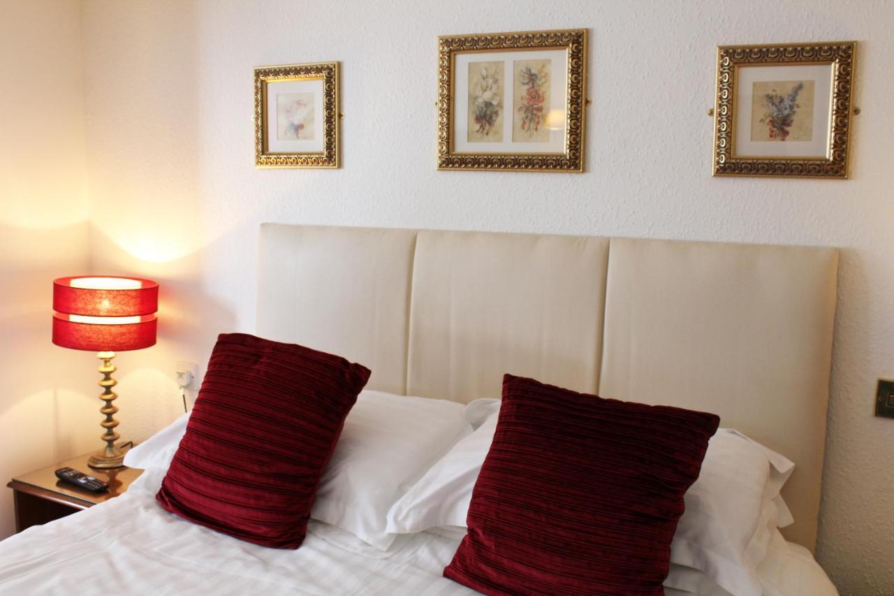 The Lion Hotel Buckden  Bagian luar foto